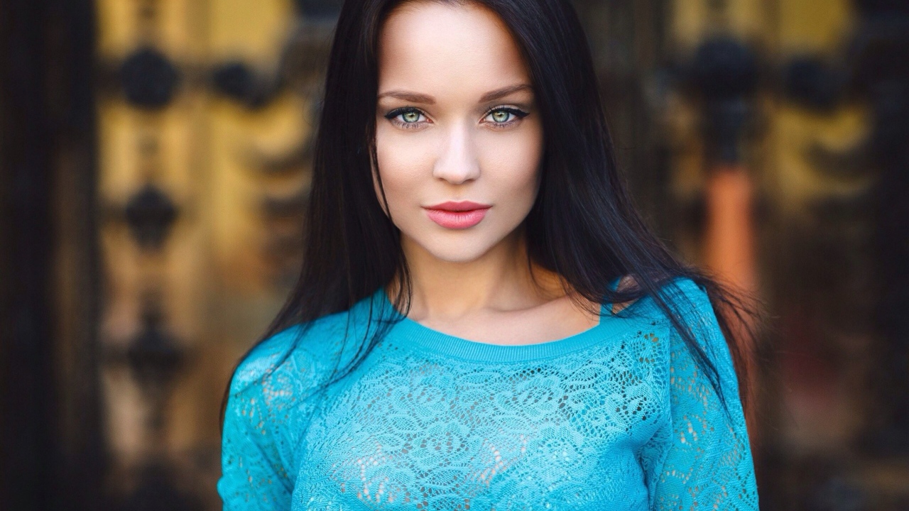 Девушка в голубом платье Ангелина Петрова