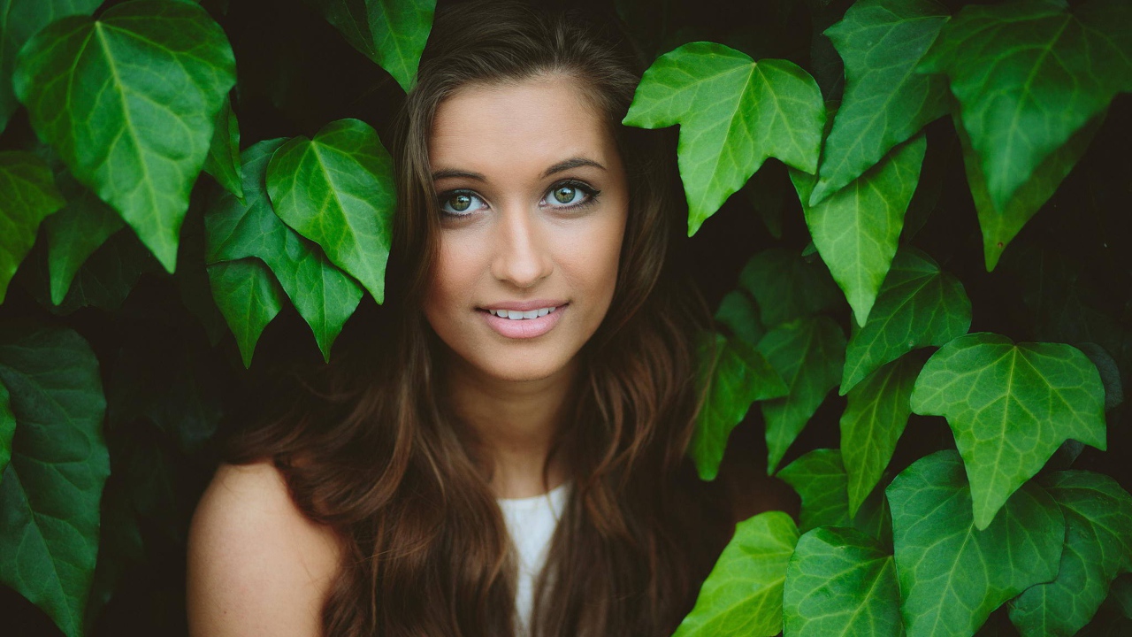 Зеленоглазая девушка модель среди листьев
