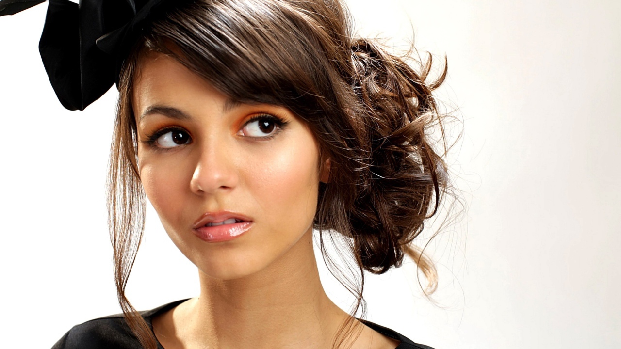 Модель Виктория Джастис с черным бантом в волосах