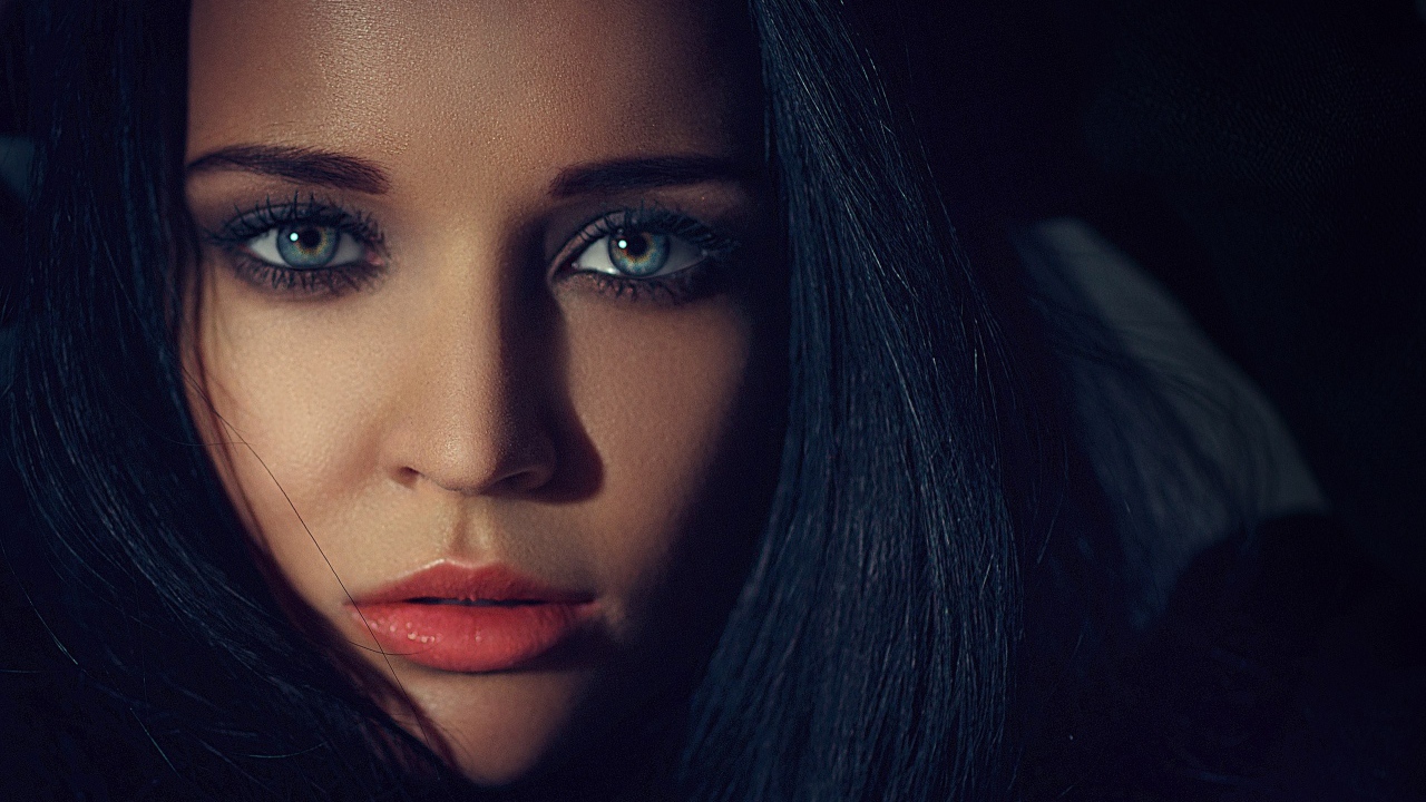 Модель брюнетка Ангелина Петрова