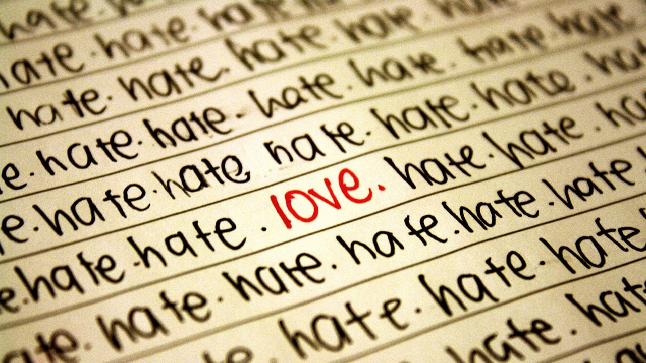 Надпись любовь между словами ненависти