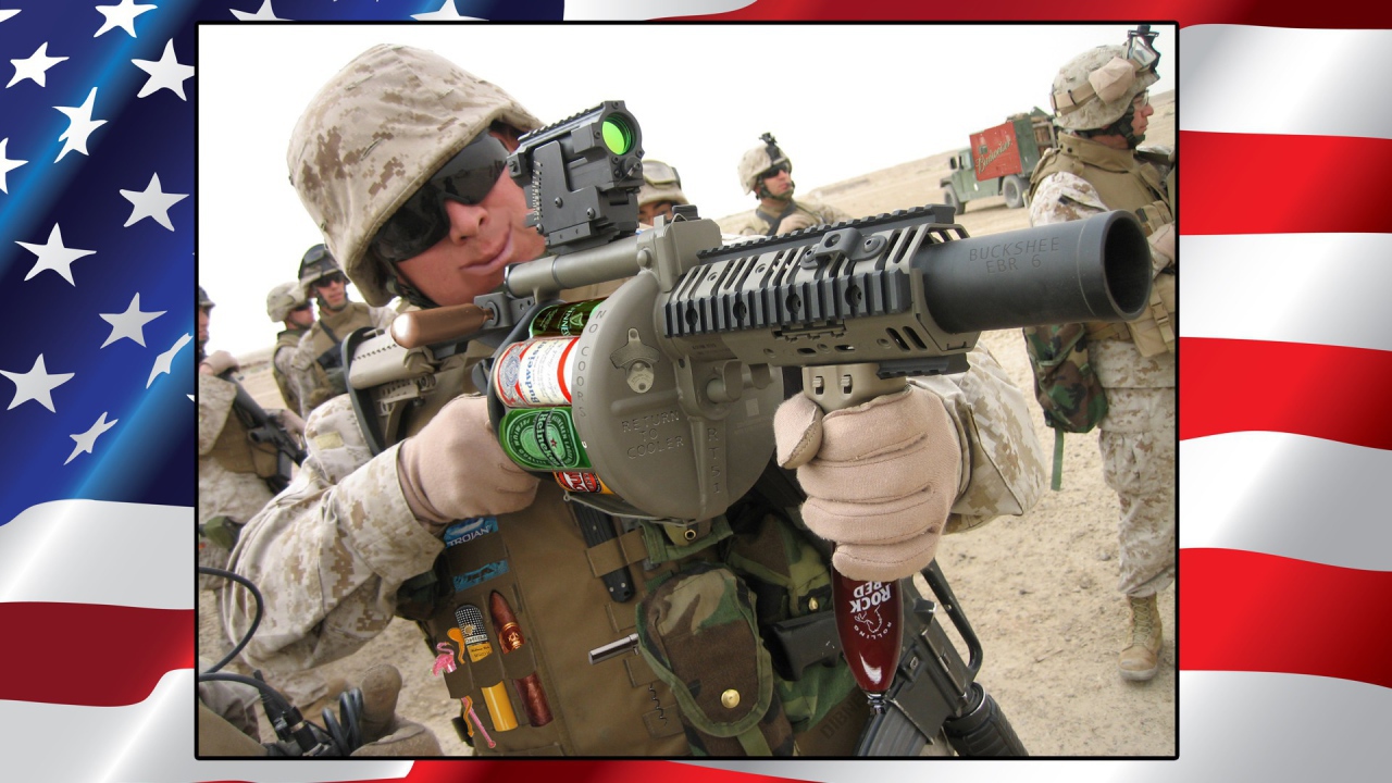 Солдат стреляет пивными бутылками