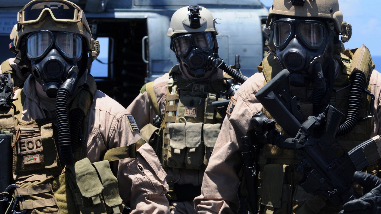 Солдаты в масках химической защиты