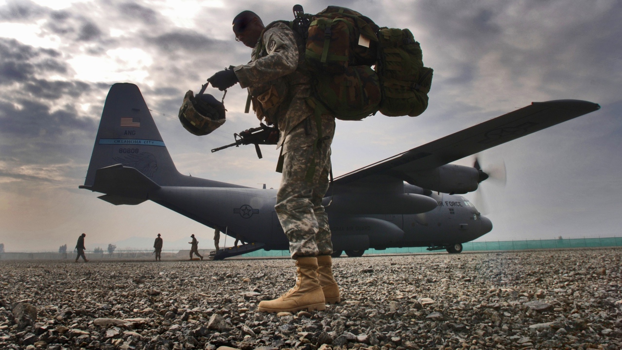 Солдат на фоне транспортного самолета