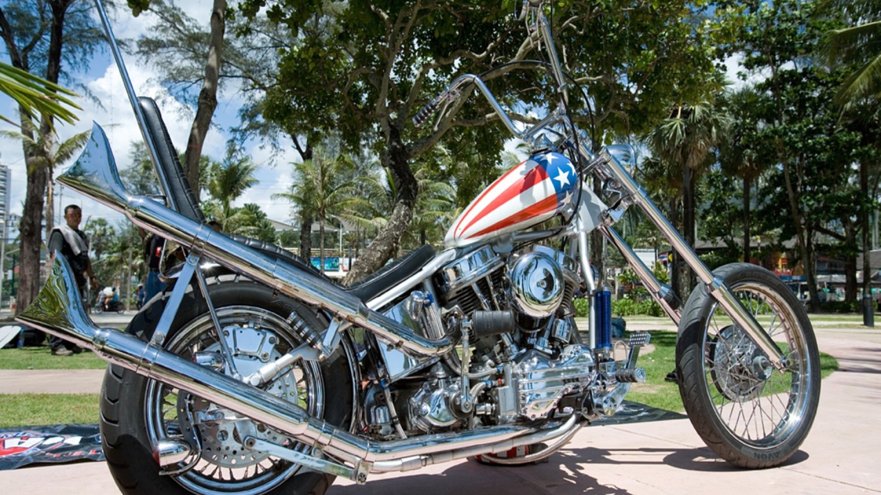 Мотоцикл Harley Davidson с флагом на бензобаке