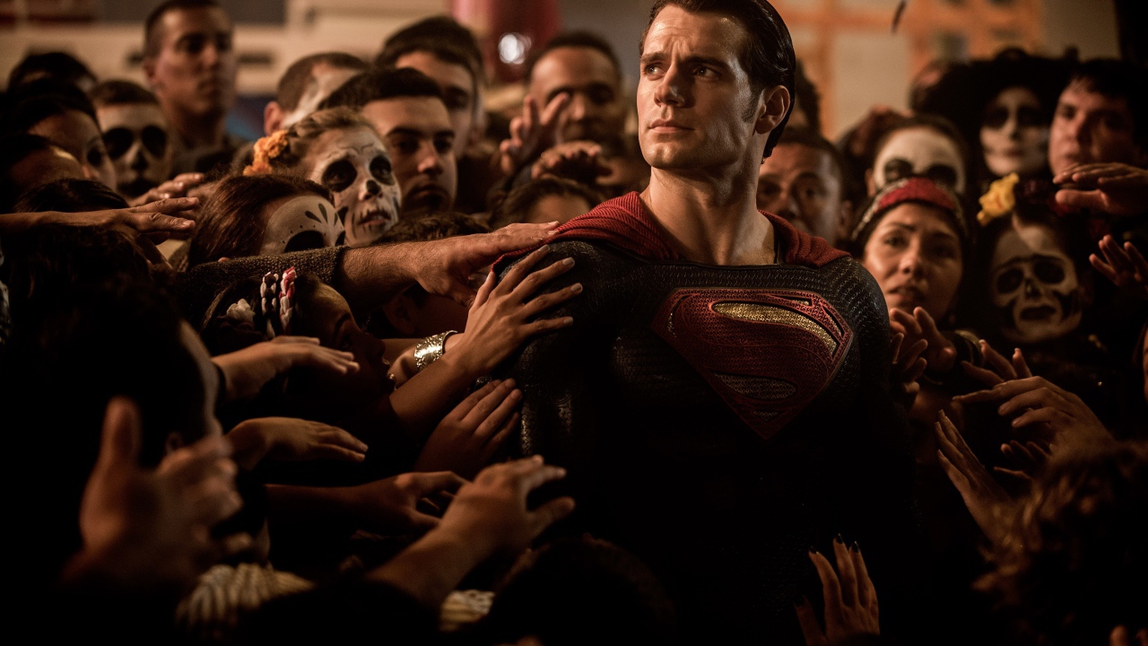 Люди прикасаются к Супермену