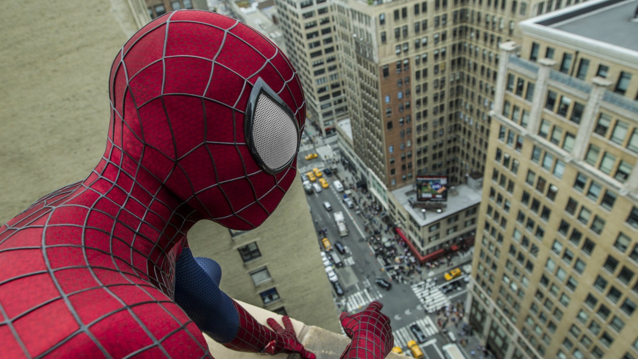 Человек паук смотрит на город