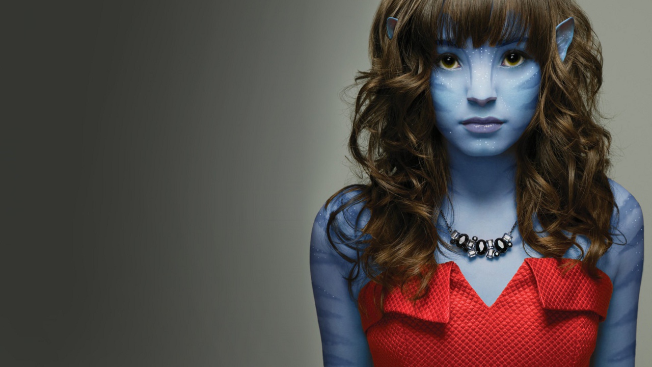 Девушка в гриме для Аватара