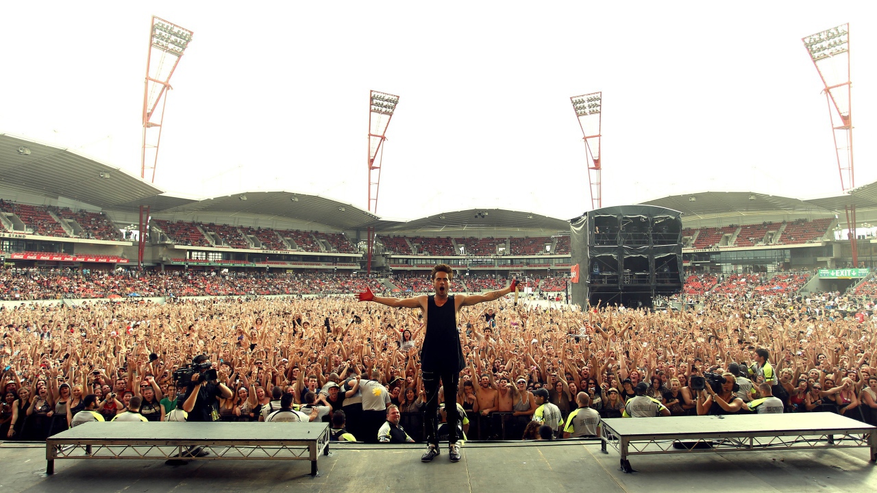 Исполнитель Джаред Лето на фоне стадиона