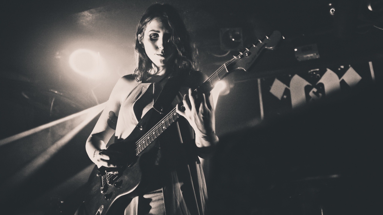 Музыкант Челси Вулф с гитарой