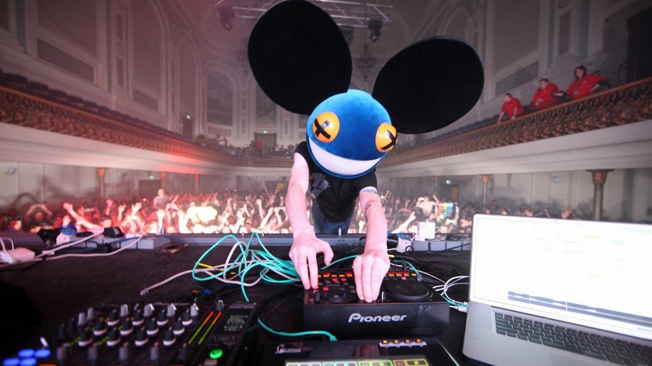 Диджей в шапке Микки Мауса