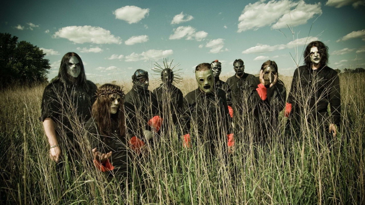 Группа Slipknot в сухой траве на поле
