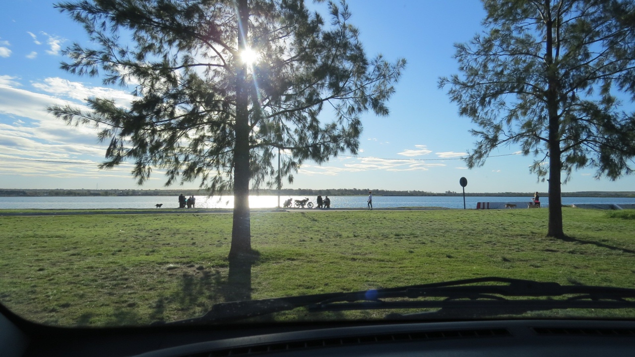 Яркое солнце на набережной