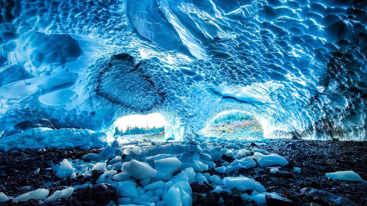 Пещера из голубого льда