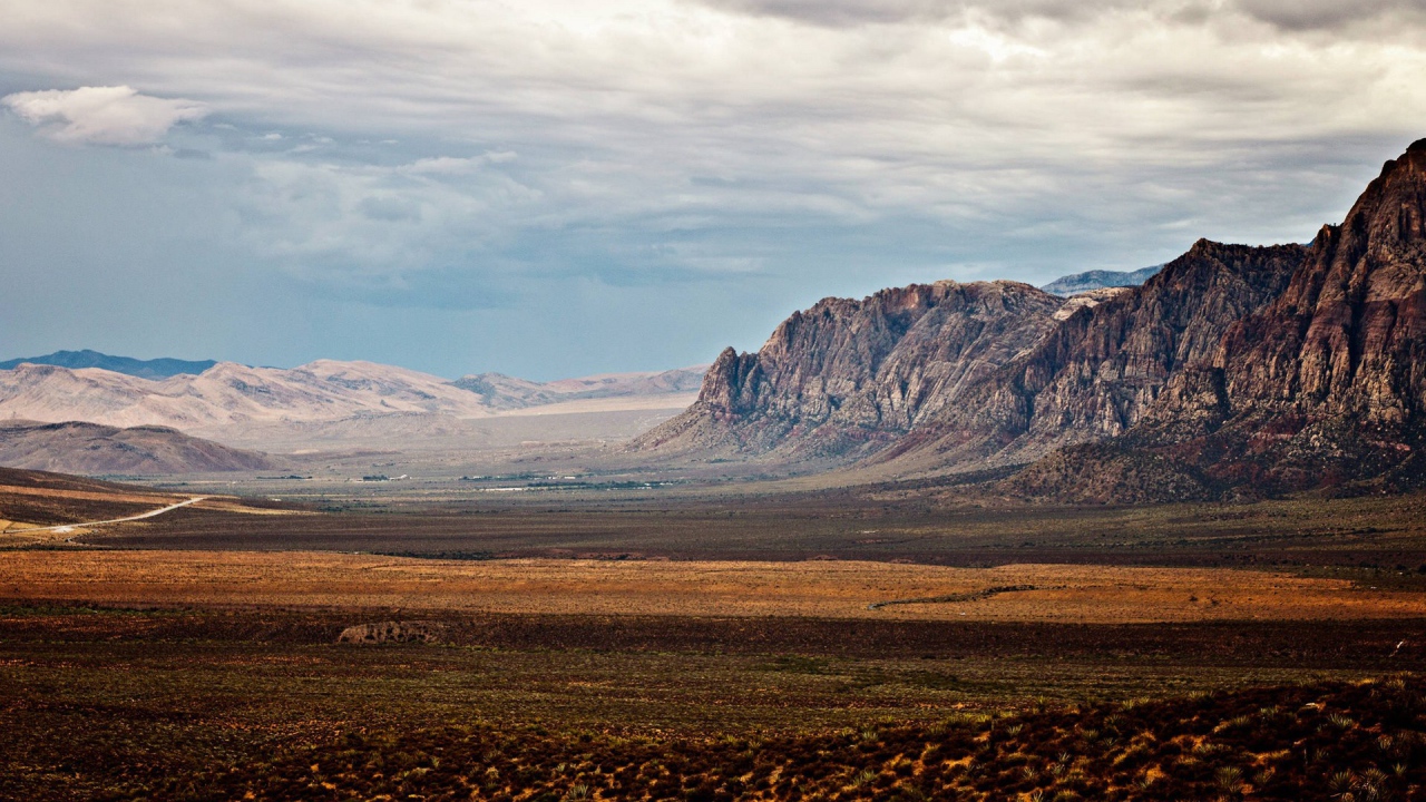 Неприветливая равнина между скалами