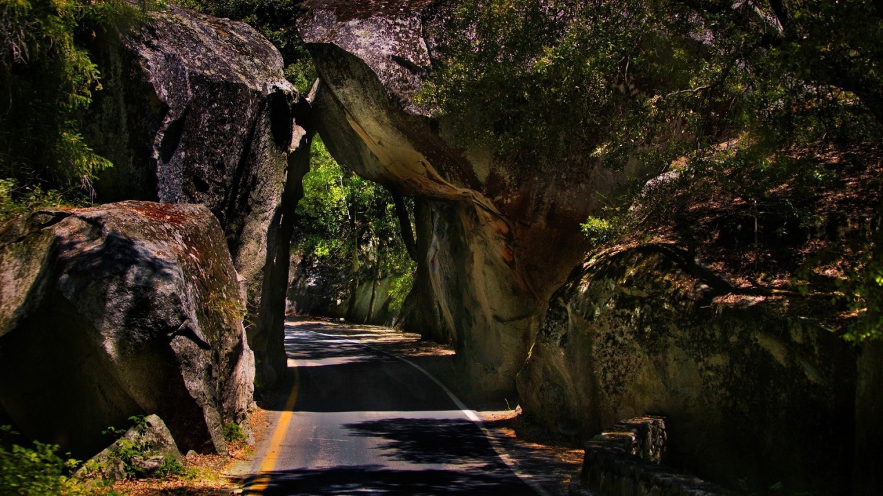 Проезд между двух скал