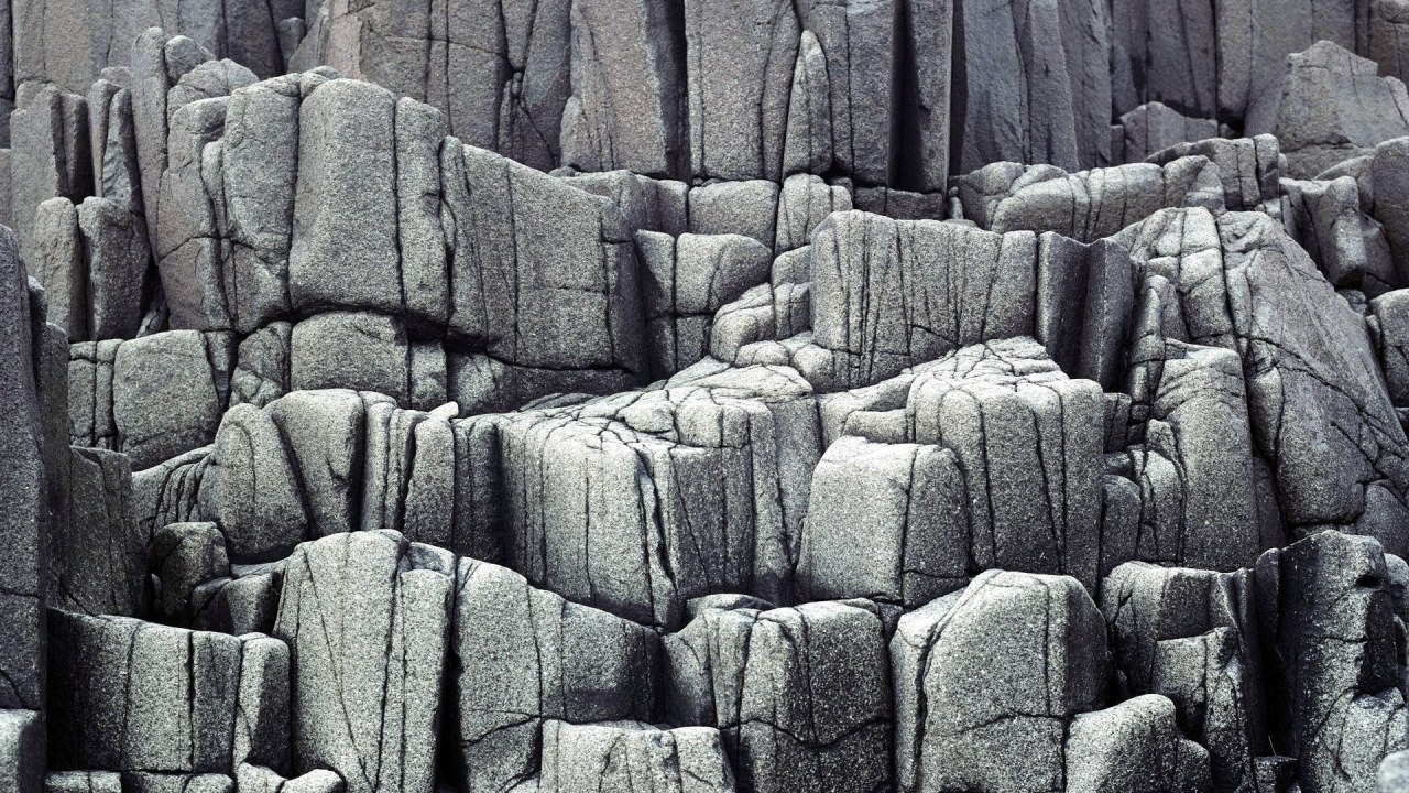 Нагромождение серых скал