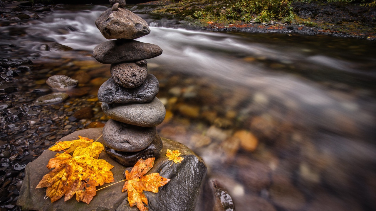 Стопка камней на валуне у ручья
