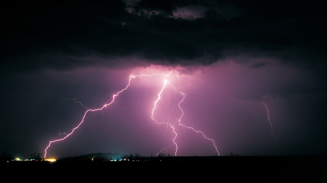 Розовая молния в черных облаках