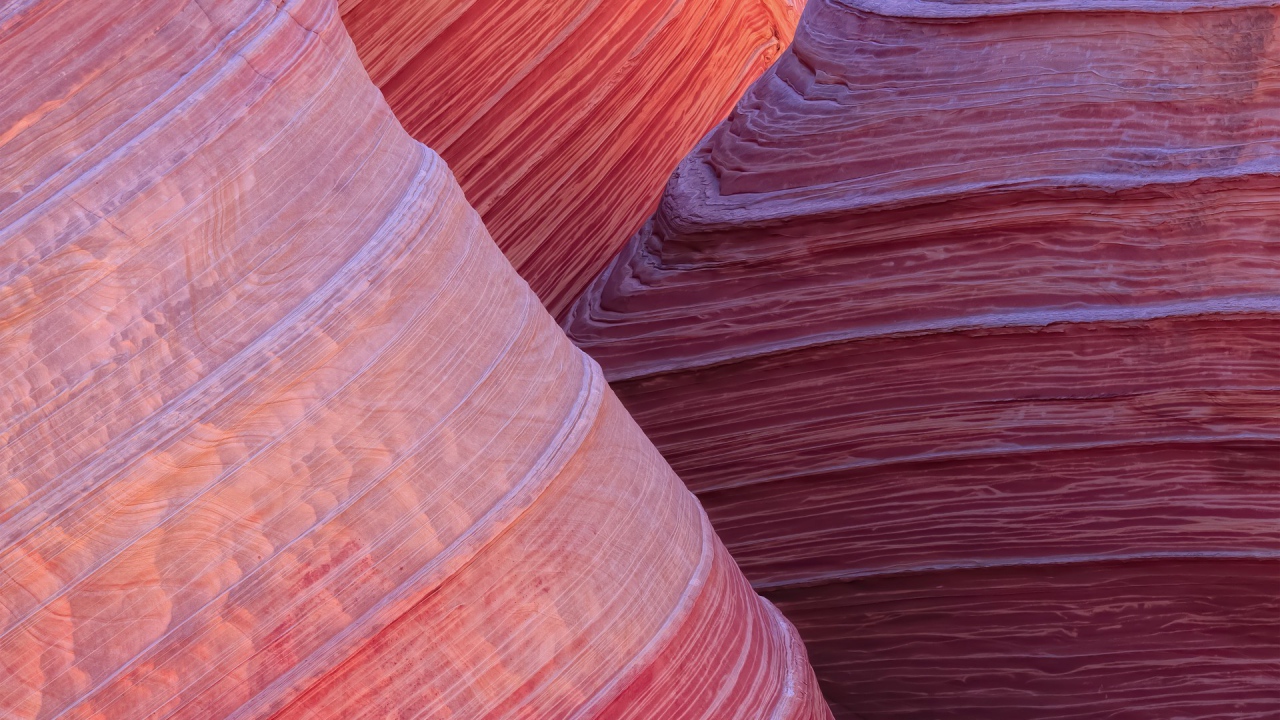 Красный слоистый камень в каньоне