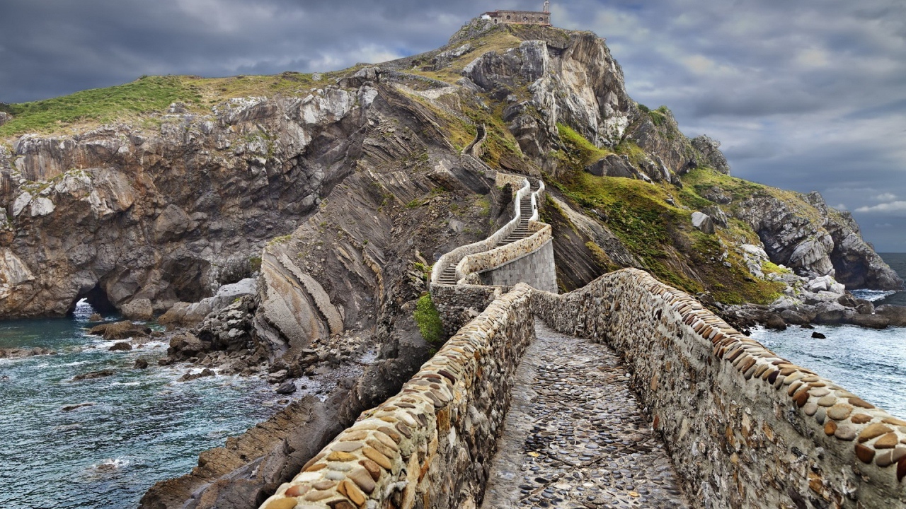 Каменная тропа на вершину холма над морем