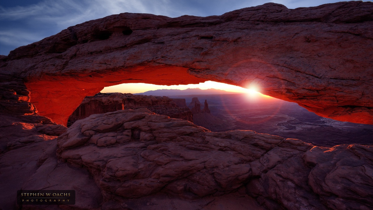 Восход солнца между скал