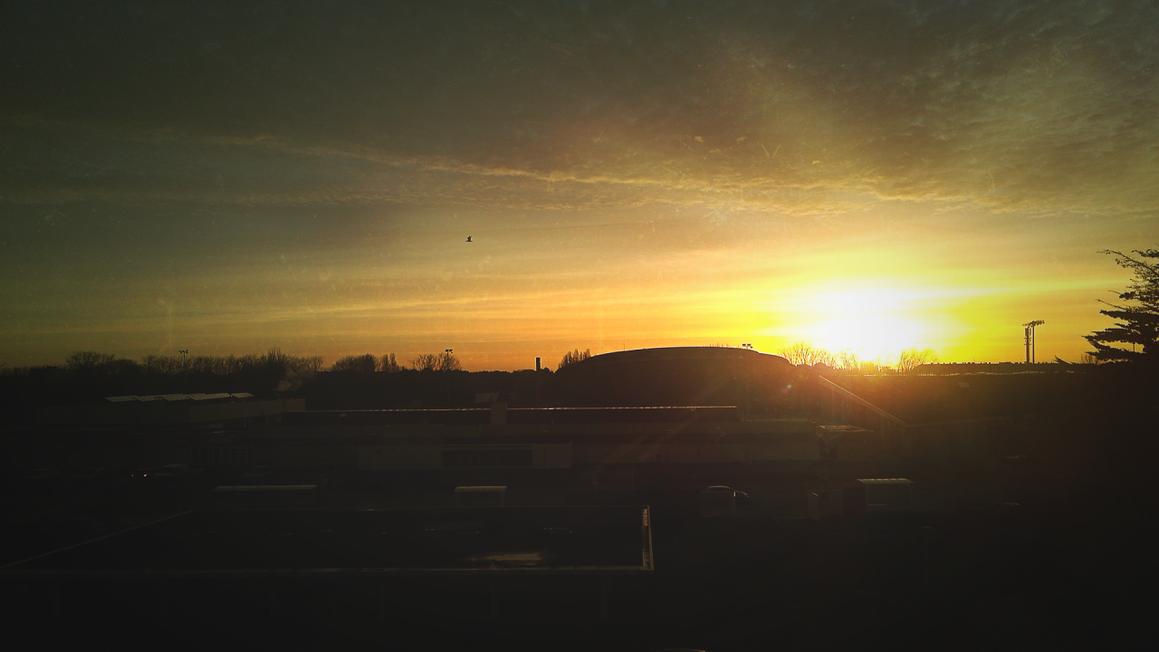 Восход солнца над постройками