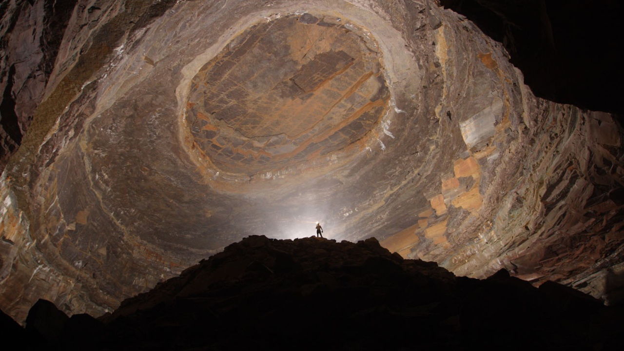 Огромный зал в пещере