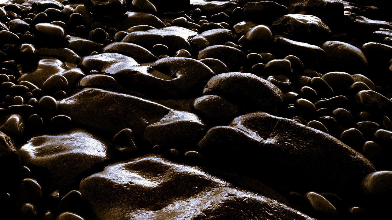 Блестящие коричневые камни