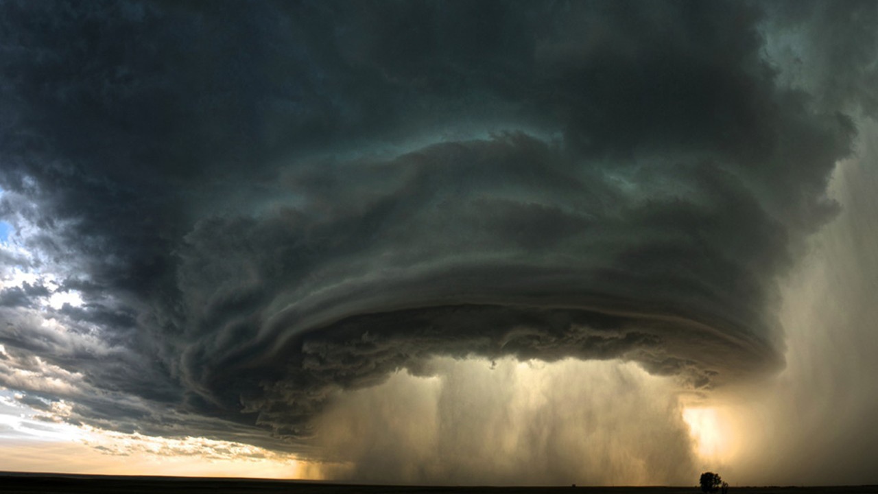 Сильный дождь из ураганного облака