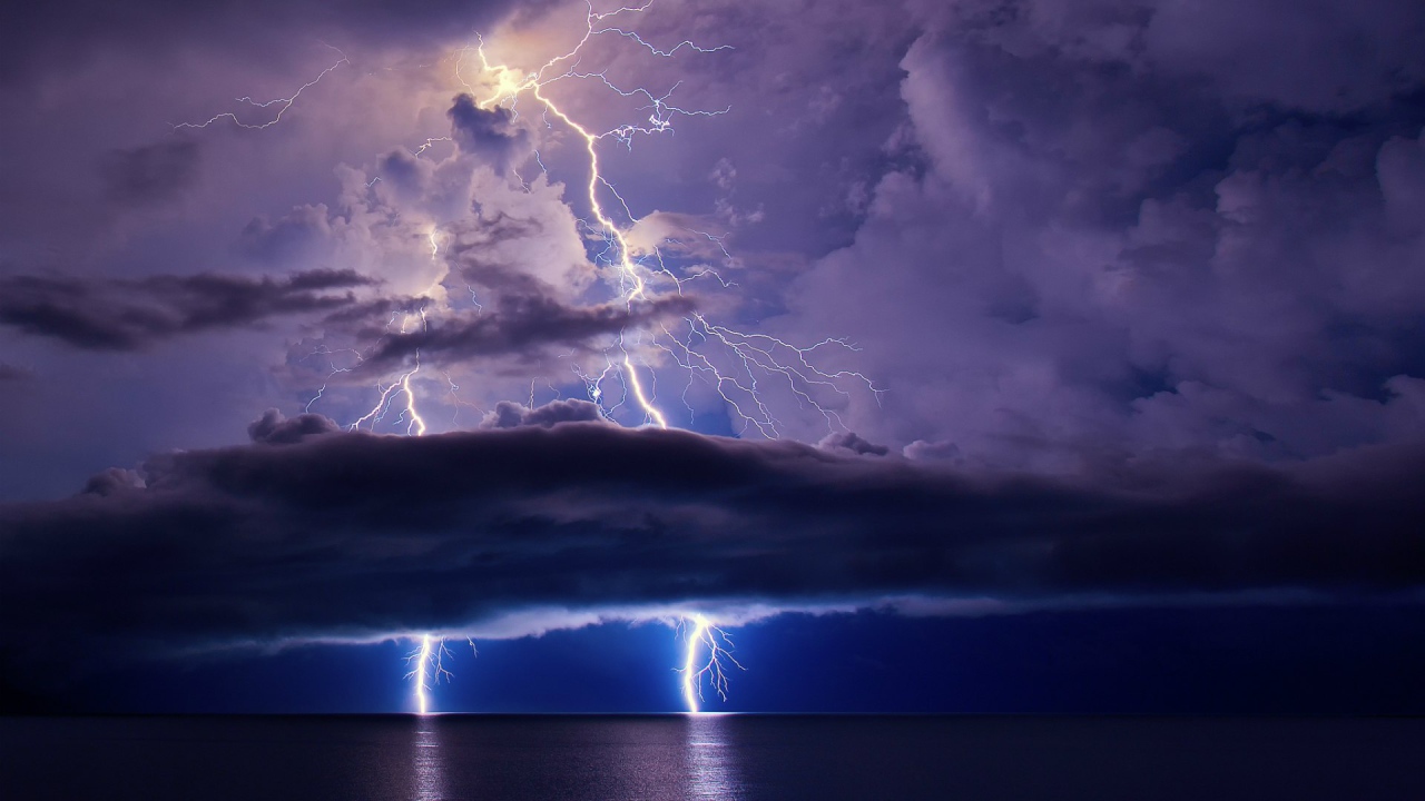 Молнии во время грозы