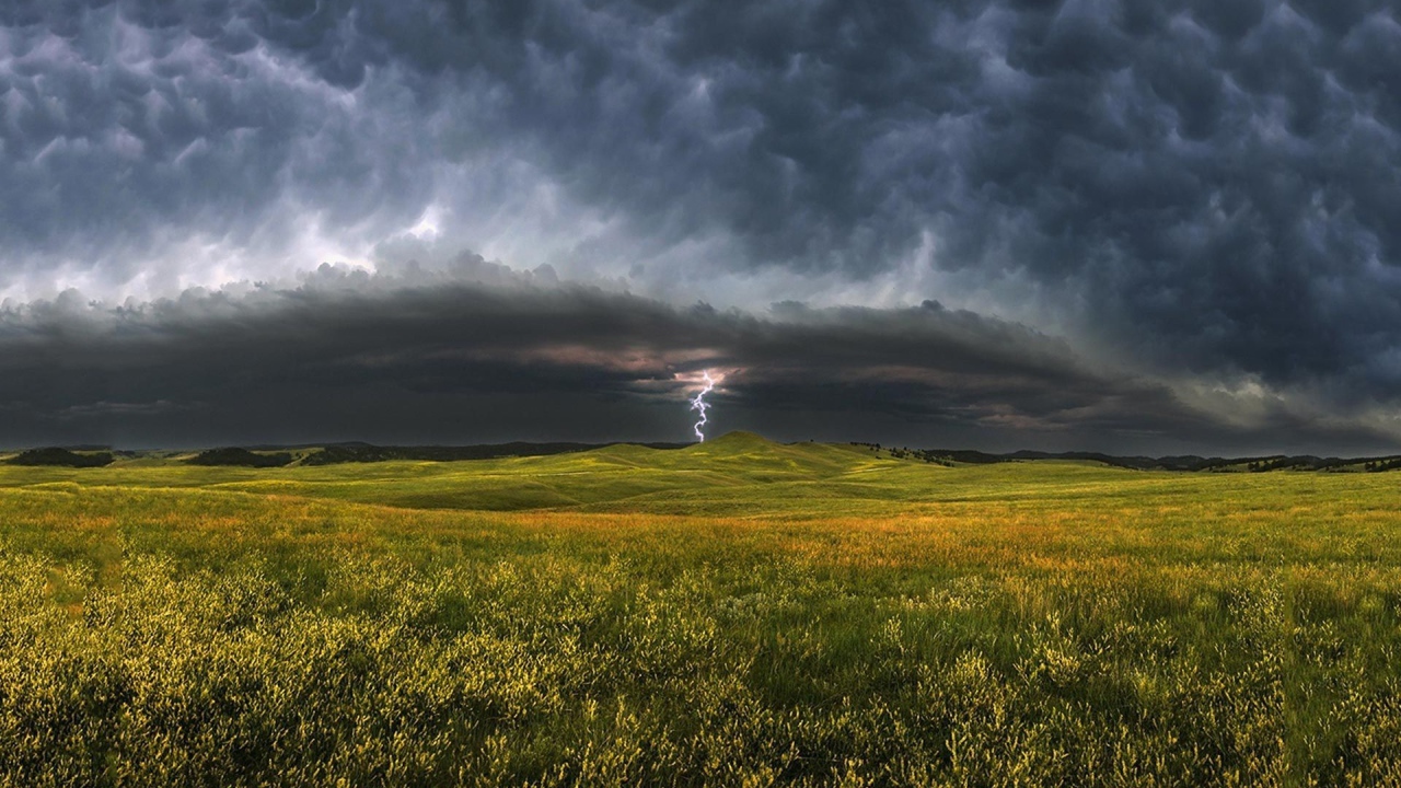 Гроза приближается к зеленому полю