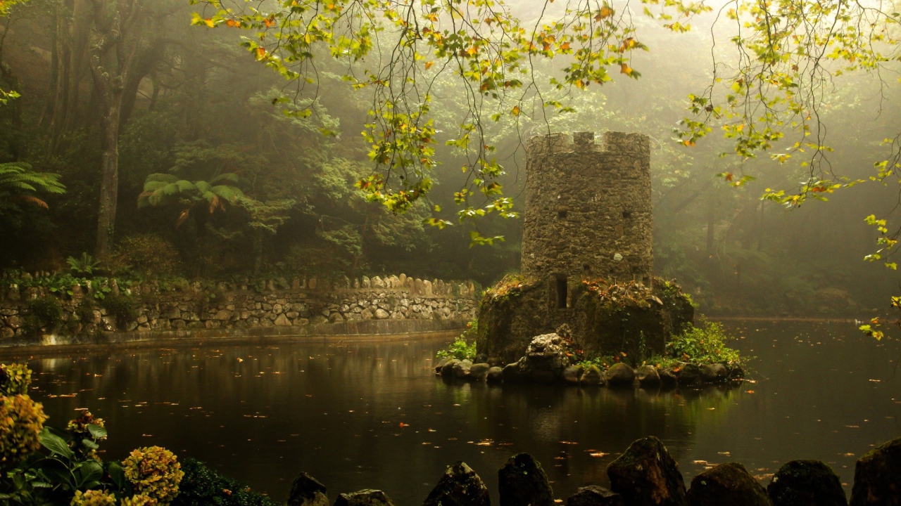 Каменная башенка на острове