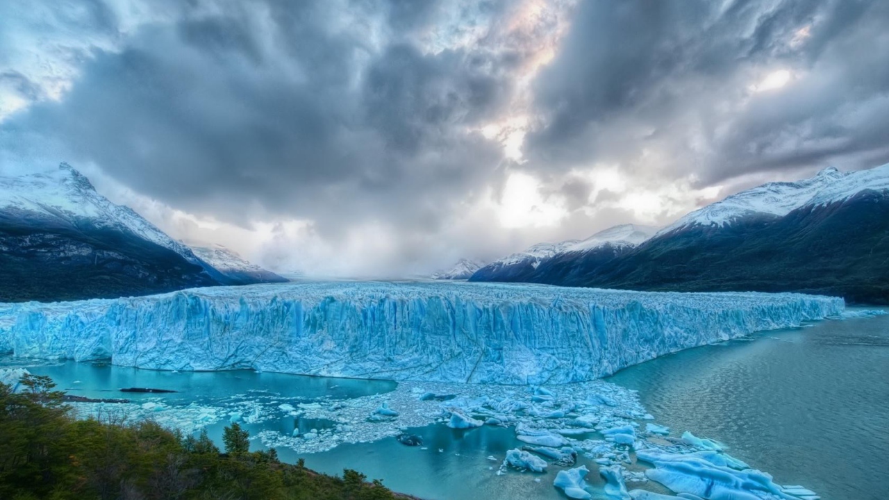 Голубой лед горного ледника