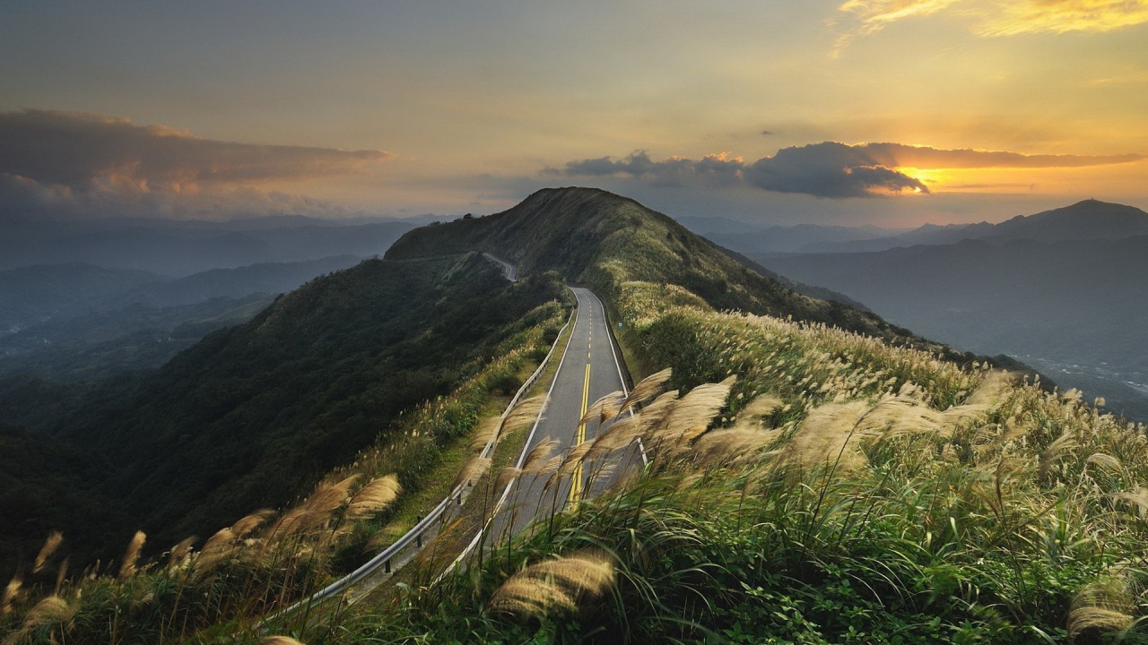 Шоссе по вершине горы