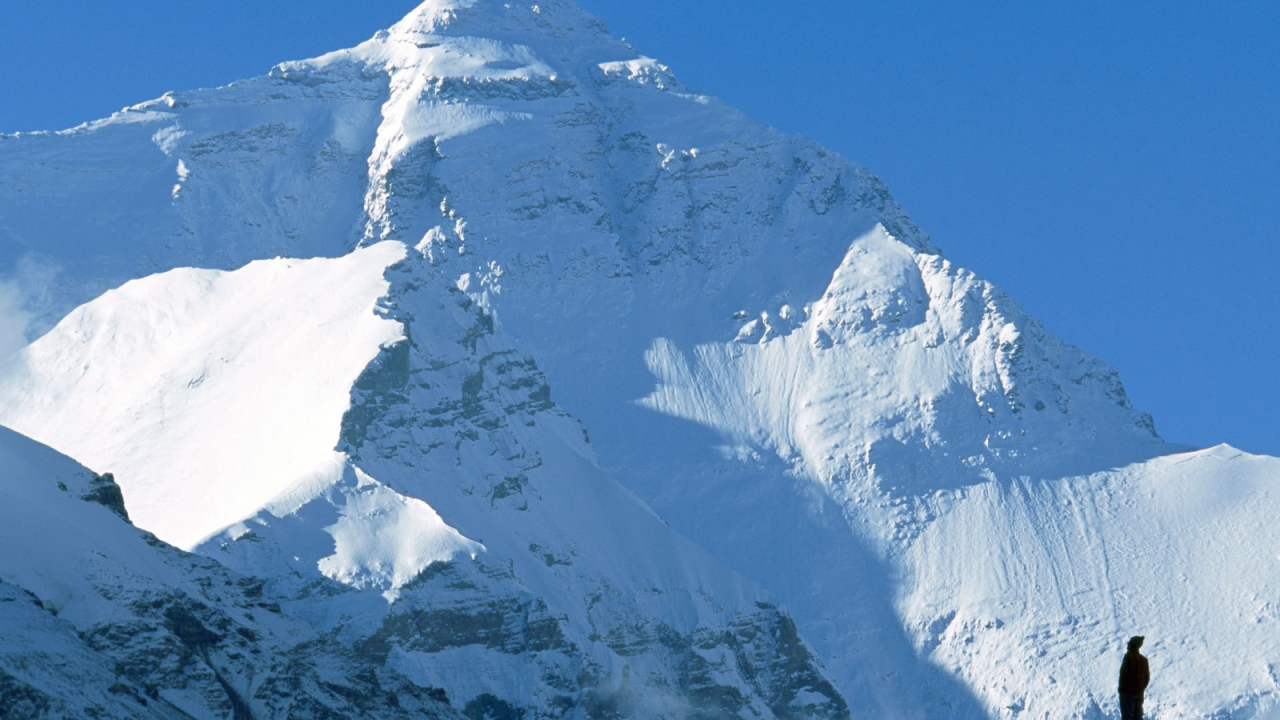 Человек смотрит на снежную гору