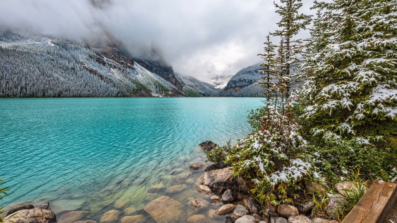 Нежно голубой цвет воды в горах