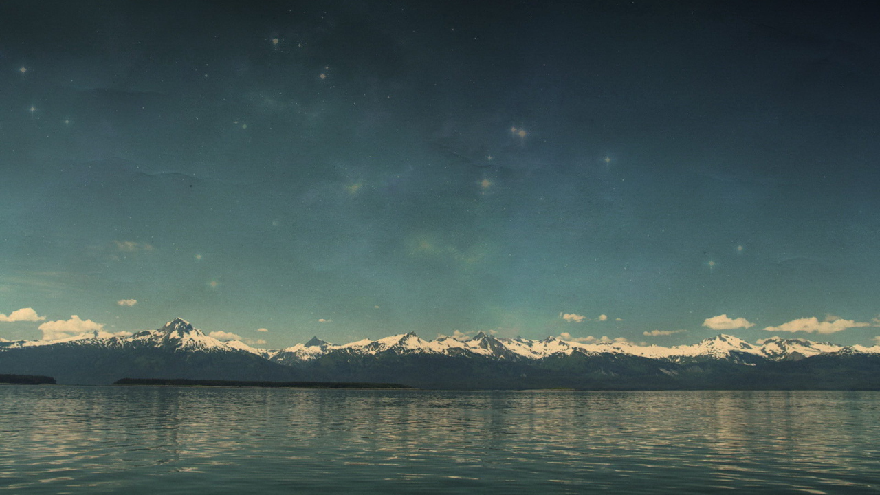 Снежные вершины гор за морем