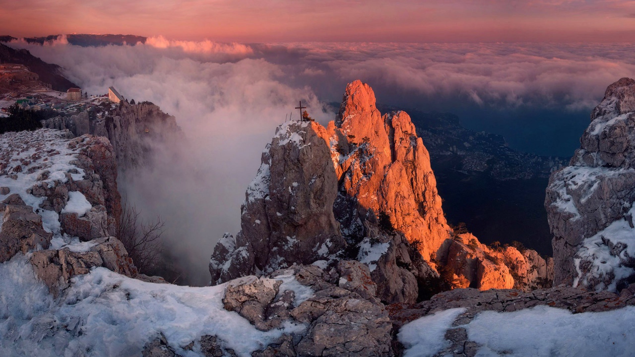 Крест на вершине скалы