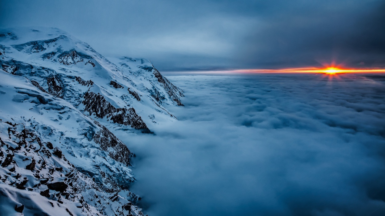 Вершины гор над облаками на закате