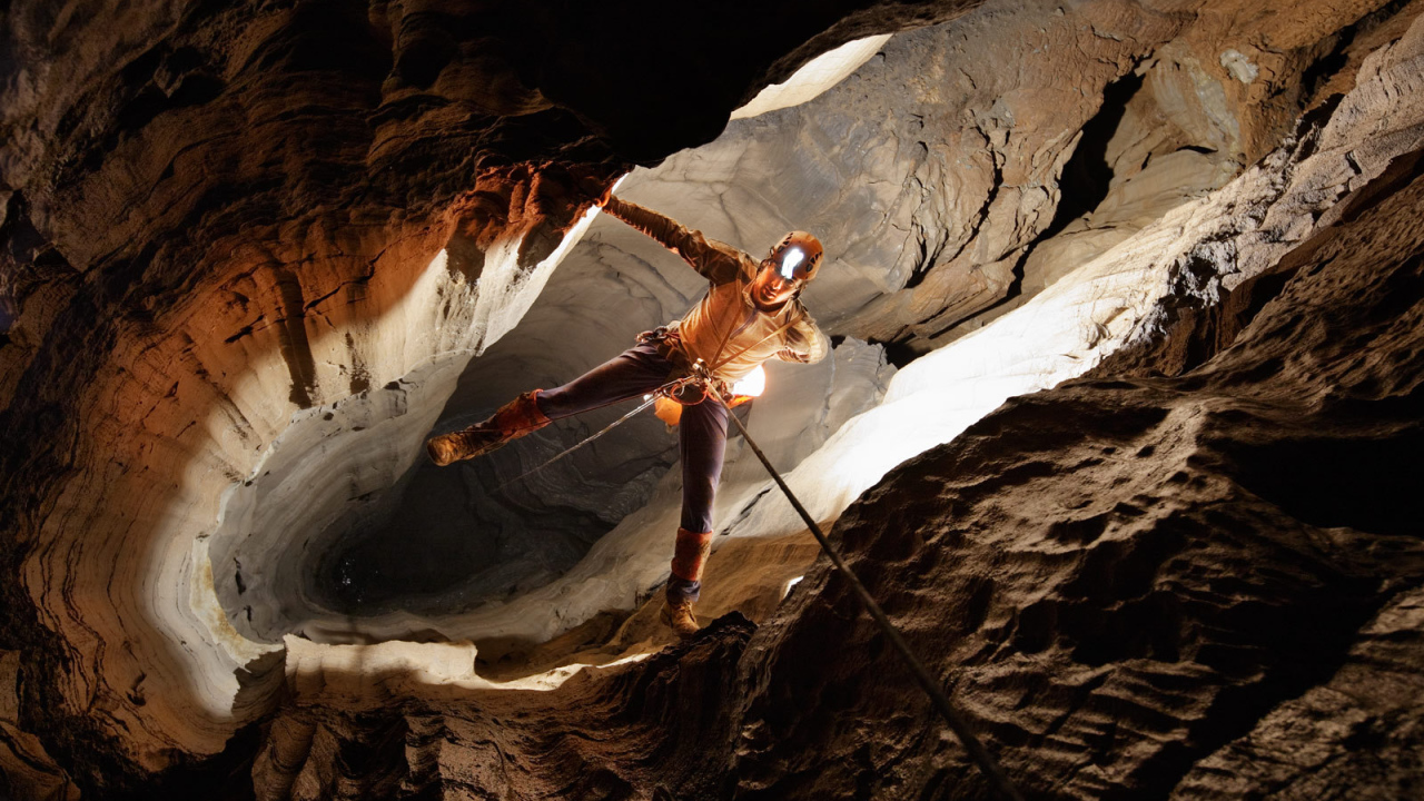 Человек спускается в пещеру