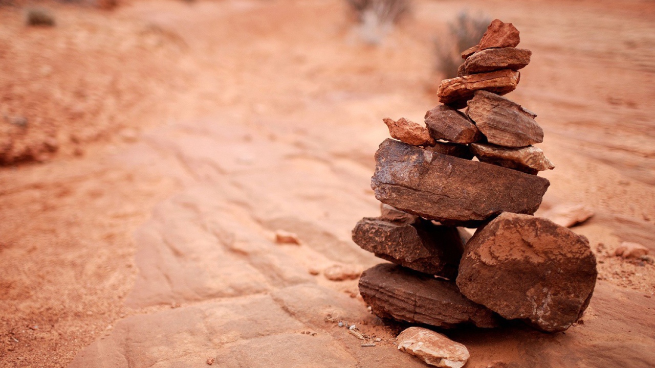 Стопка коричневых камешков на скале