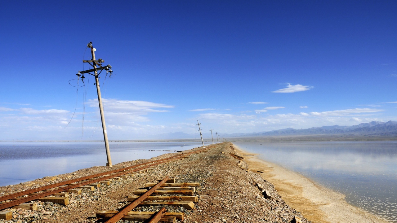 Разрушенная железная дорога у воды
