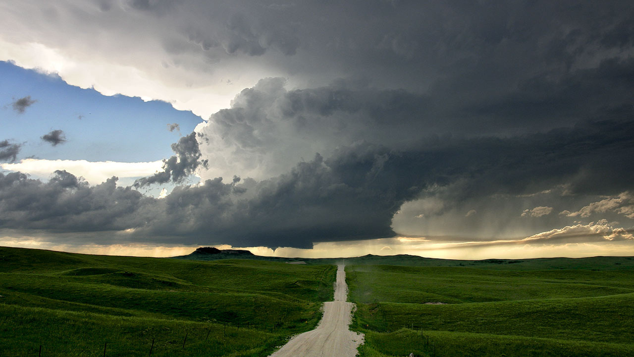 Пасмурная погода на дороге