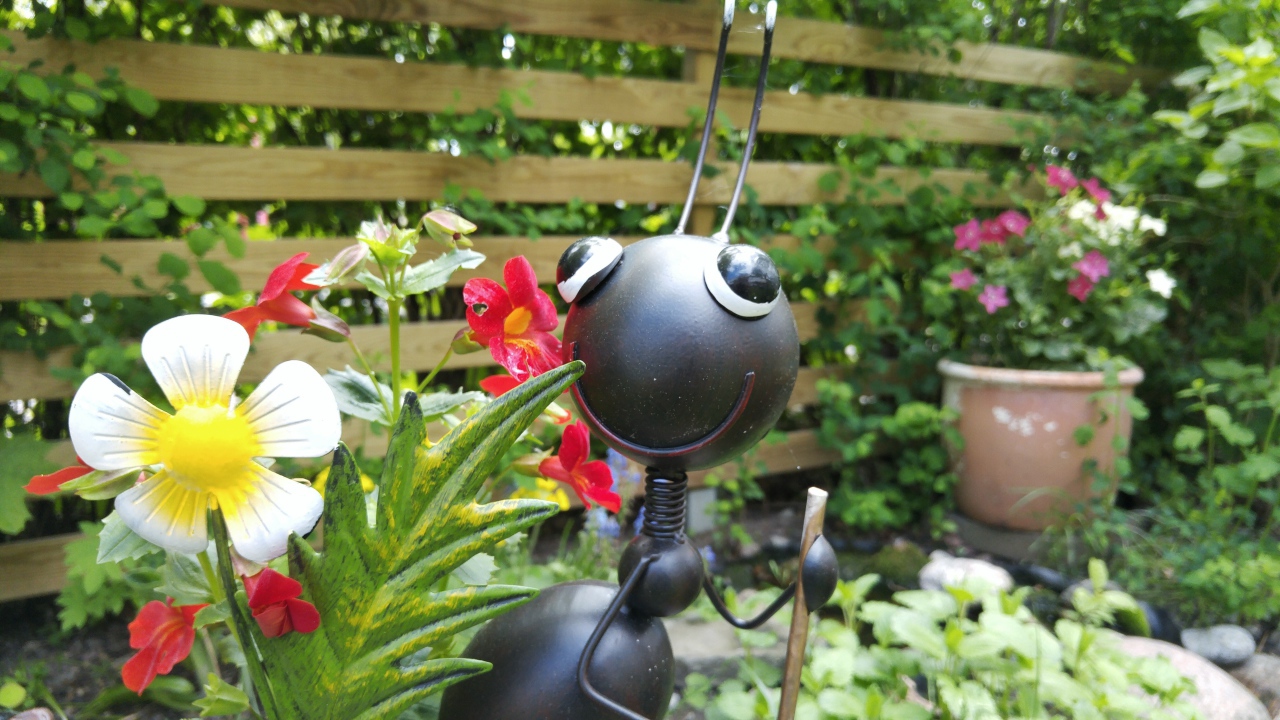 Фигурка муравья в саду