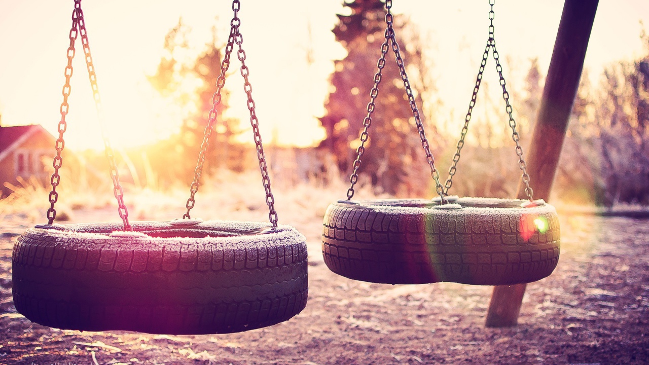 Иней на качелях из шин