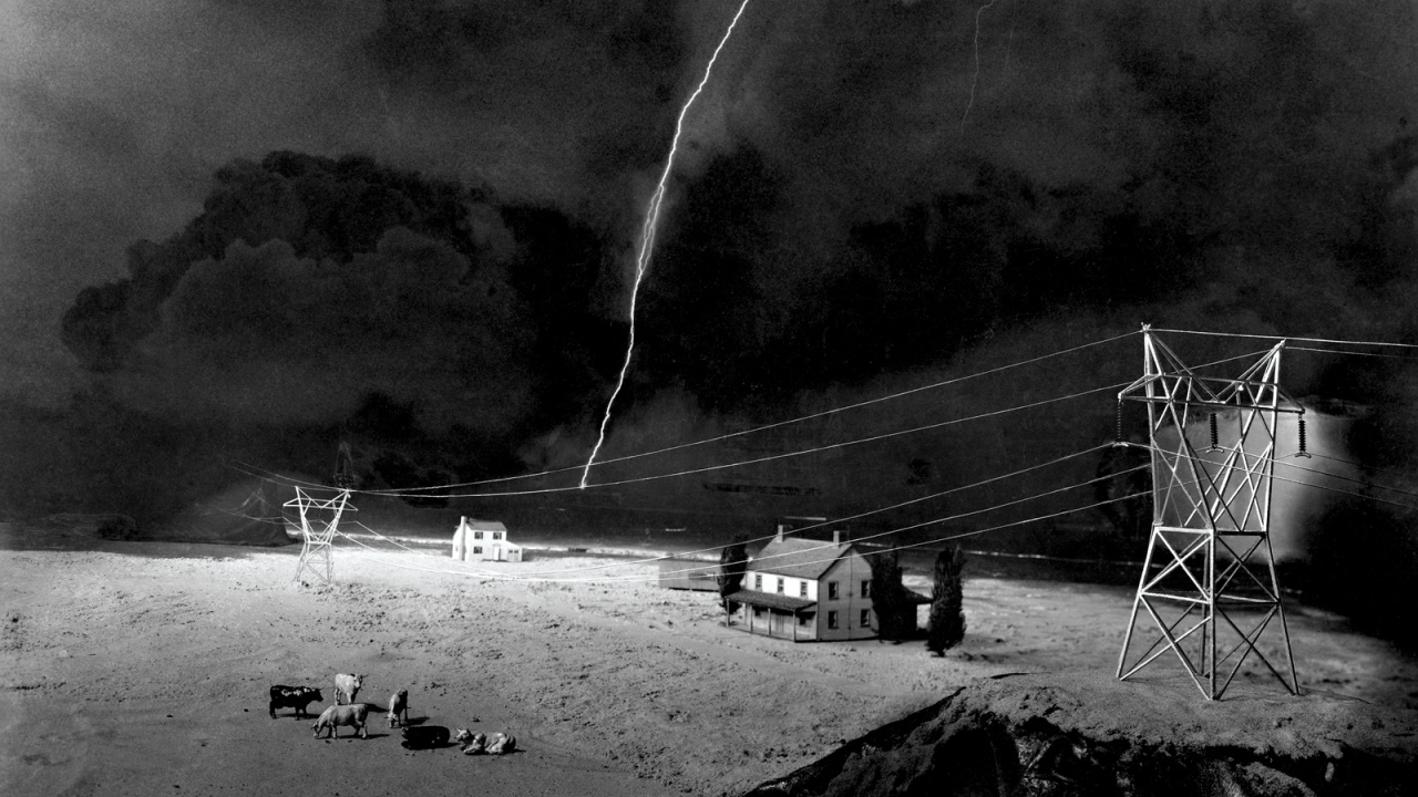 Молния ударила в провода