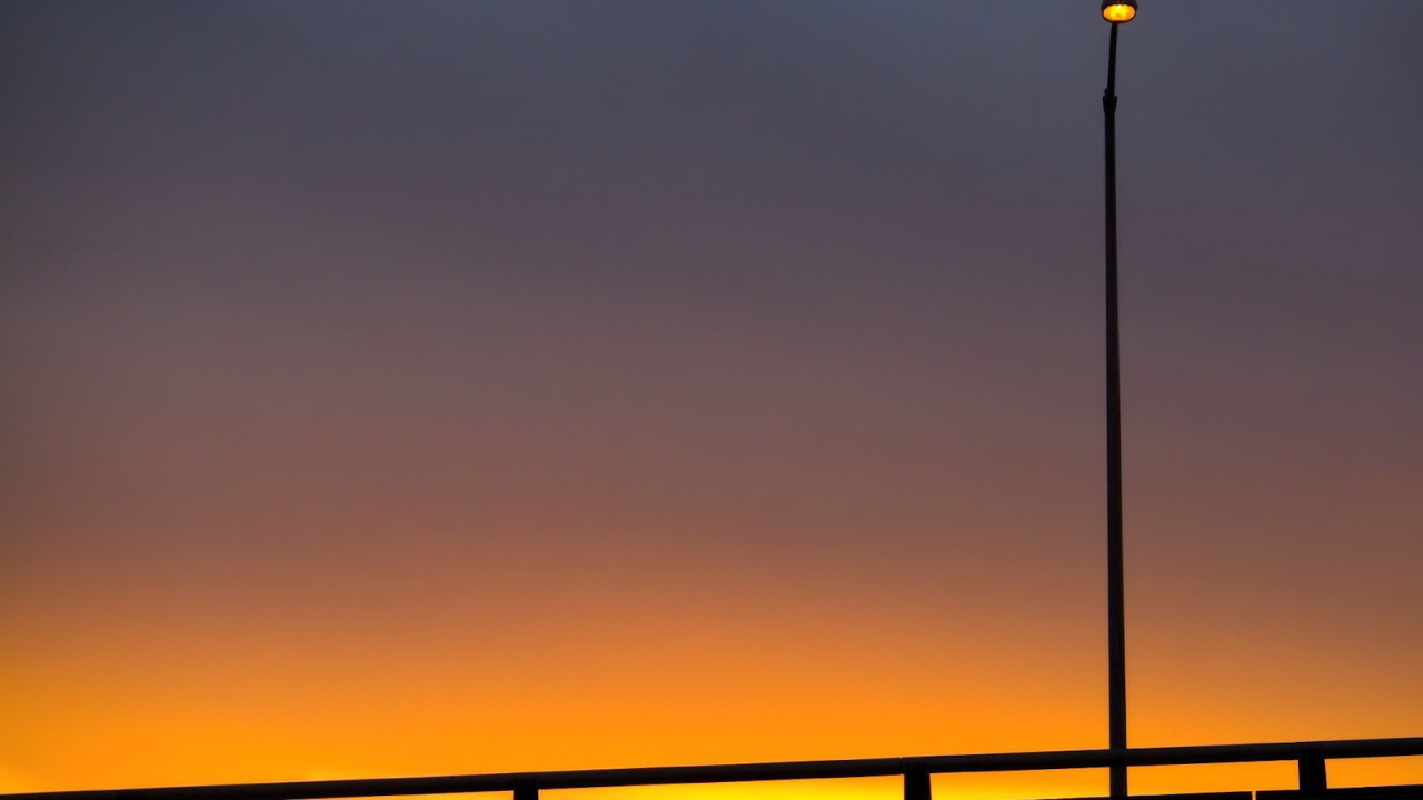 Фонарь в на рассвете