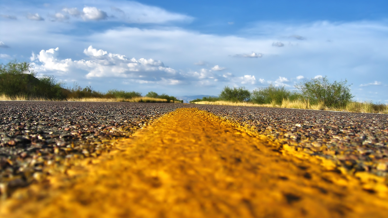 Желтая разметка на асфальте