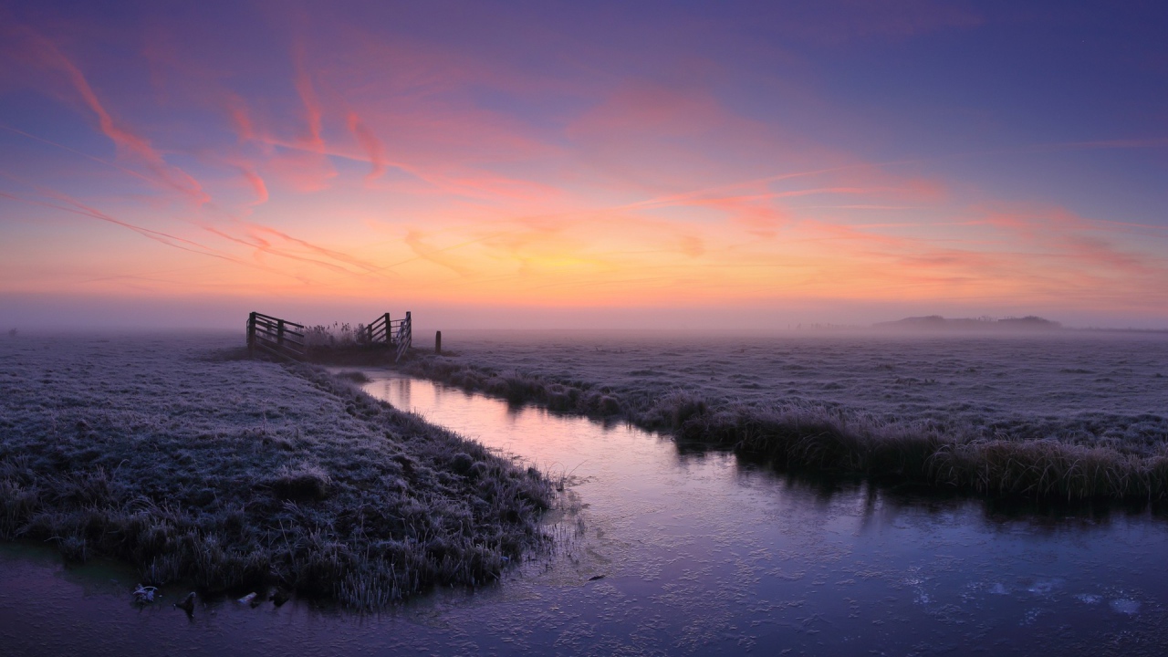 Канал в болоте на восходе солнца